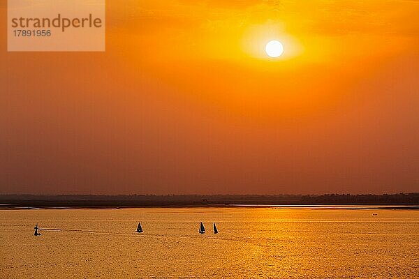 Yacht Boote Silhouetten in See auf Sonnenuntergang