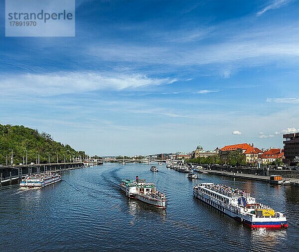 Touristenboote auf der Moldau in Prag  Tschechische Republik  Europa