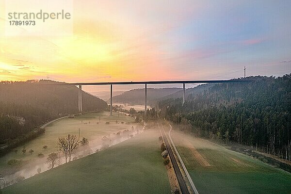 Autobahnbrücke mit Wald und Nebel im Sonnenaufgang  Neckartalbrücke  Weitingen  Deutschland  Europa