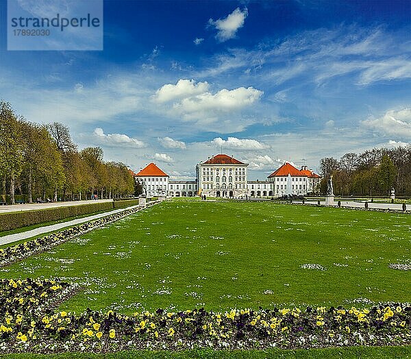 Großes Parterre (Barockgarten) und die Rückansicht des Nymphenburger Schlosses. München  Bayern  Deutschland  Europa