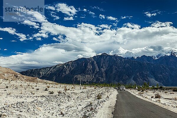 Asphaltstraße im Himalaya mit Autos. Nubra-Tal  Ladakh  Indien  Asien