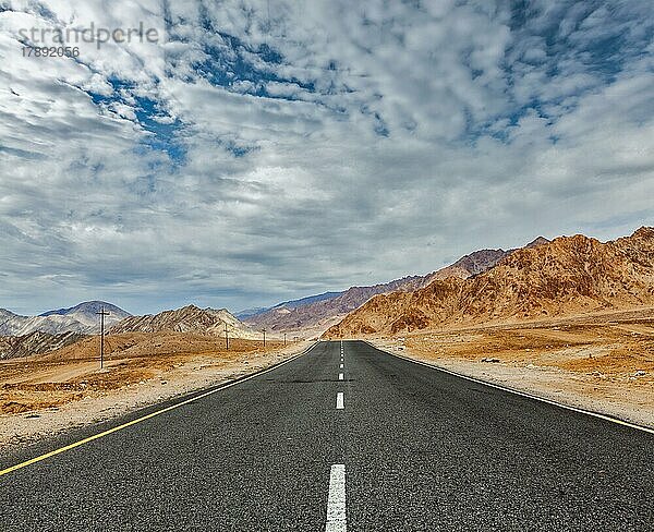 Reisen vorwärts Konzept Hintergrund  Straße im Himalaya mit Bergen und dramatischen Wolken. Ladakh  Jammu und Kaschmir  Indien  Asien