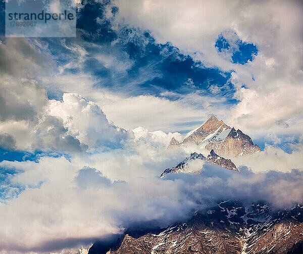 Schneebedeckter Gipfel eines Berges im Himalaya in Wolken. Himachal Pradesh  Indien  Asien