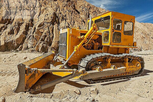 Bulldozer beim Straßenbau im Himalaya. Ladakh  Jammu und Kaschmir  Indien  Asien