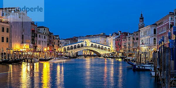Rialto Brücke Rialtobrücke über Kanal Canal Grande mit Gondel Urlaub Reise reisen Stadt Panorama bei Nacht in Venedig  Italien  Europa