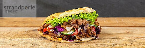 Döner Kebab Doner Kebap Fastfood Essen im Fladenbrot auf Holzbrett Panorama in Stuttgart  Deutschland  Europa