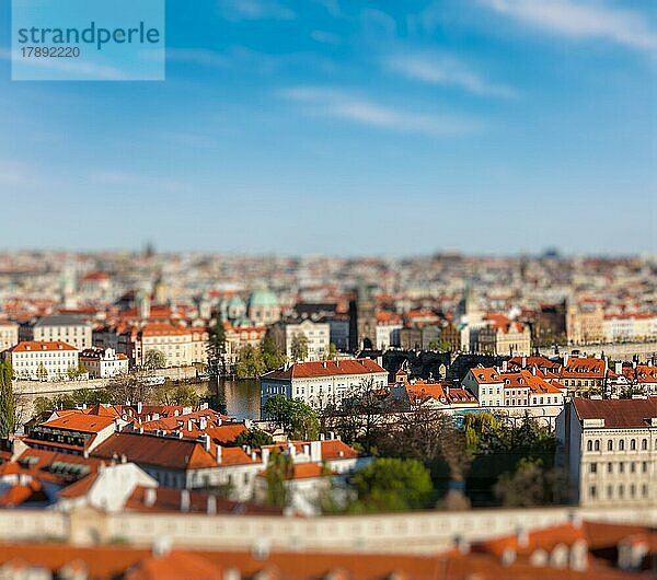 Luftaufnahme von Prag von der Prager Burg aus mit Tilt-Shift-Spielzeug-Effekt und geringer Schärfentiefe. Prag  Tschechische Republik  Europa