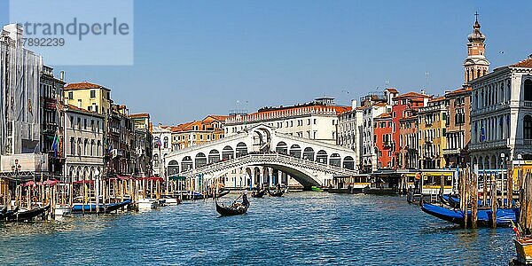Rialto Brücke Rialtobrücke über Kanal Canal Grande mit Gondel Urlaub Reise reisen Stadt Panorama in Venedig  Italien  Europa
