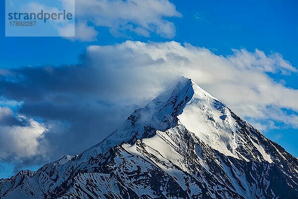 Schneebedeckter Gipfel eines Berges im Himalaya in Wolken. Himachal Pradesh  Indien  Asien
