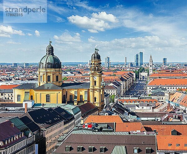 Luftaufnahme von München über die Theatinerkirche St. Kajetan und den Odeonsplatz  München  Bayern  Deutschland  Europa
