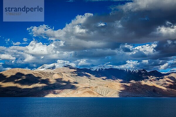 Himalaya-Bergsee im Himalaya Tso Moriri bei Sonnenuntergang  Korzok  Ladakh  Indien  Asien