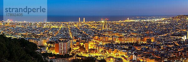 Skyline Stadt Übersicht mit Kirche Sagrada Familia Panorama in Barcelona  Spanien  Europa
