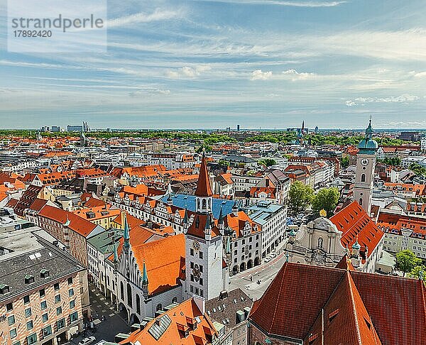 Luftaufnahme von München  Marienplatz und Altes Rathaus  Bayern  Deutschland  Europa