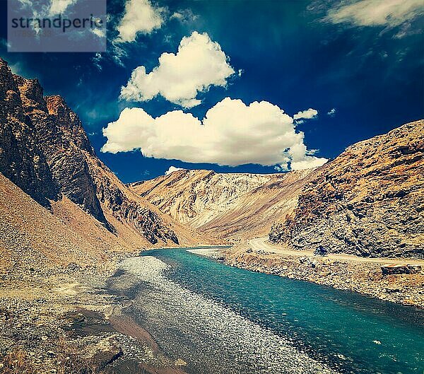 Vintage Retro-Effekt gefiltert Hipster-Stil Reise Bild der Himalaya-Landschaft in Hiamalayas in der Nähe Baralacha La Pass. Himachal Pradesh  Indien  Asien