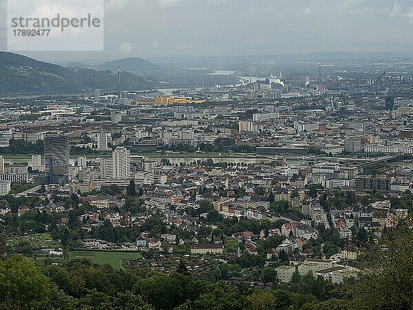 Blick vom Pöstlingberg auf das Industriegelände der VOEST-Alpine  Linz  Österreich  Europa