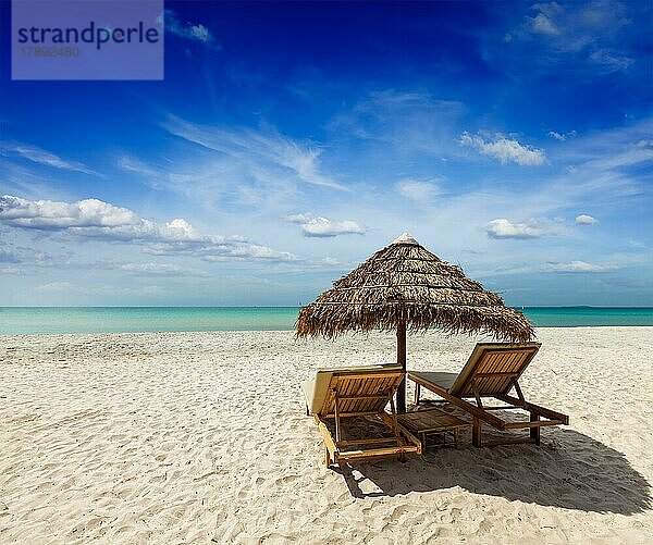 Zwei Liegestühle unter einem Zelt am Strand. Sihanoukville  Kambodscha  Asien