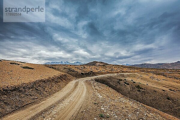 Straße im Himalaya. Spiti-Tal  Himachal Pradesh  Indien  Asien