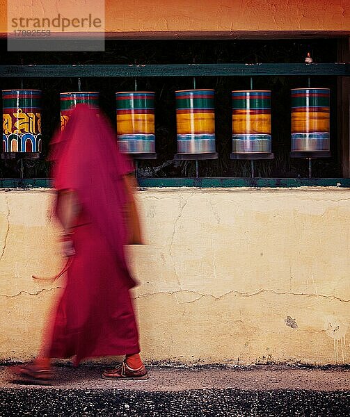 Vintage Retro-Effekt Hipster-Stil Bild der buddhistischen Mönch mit Gebetsperlen vorbei und Spinnen Gebetsmühlen auf Kora um Tsuglagkhang Komplex in McLeod Ganj  Himachal Pradesh  Indien  Asien