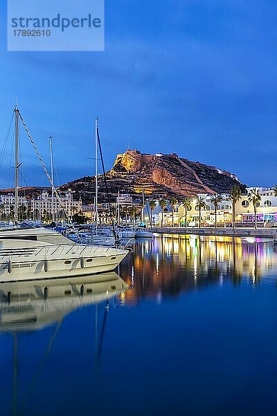 Hafen von Alicante in der Nacht Port dAlacant Marina mit Booten und Blick auf die Burg Castillo Urlaub Reise reisen Stadt in Alicante  Spanien  Europa