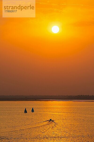 Yacht Boote Silhouetten in See auf Sonnenuntergang  Indien  Asien