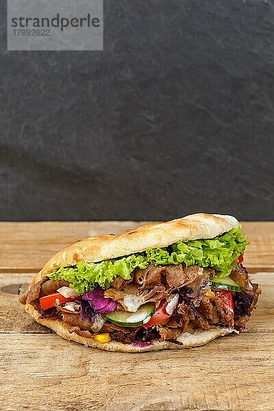 Döner Kebab Doner Kebap Fastfood Essen im Fladenbrot auf Holzbrett in Stuttgart  Deutschland  Europa