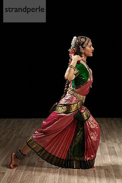 Junge schöne Tänzerin  Vertreterin des klassischen indischen Tanzes Bharatanatyam