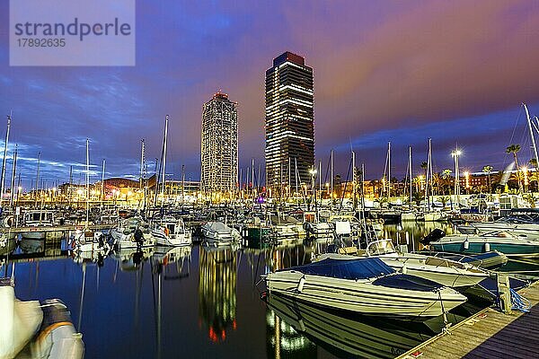 Marina Jacht Yacht Hafen Port Olimpic Stadt am Abend in Barcelona  Spanien  Europa