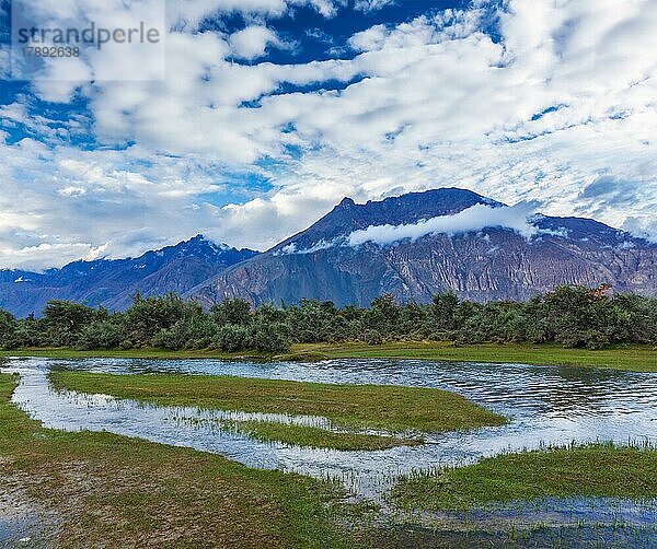 Panorama des Himalayas und der Landschaft des Nubra-Tals bei Sonnenuntergang. Hunber  Nubra-Tal  Ladakh  Indien  Asien