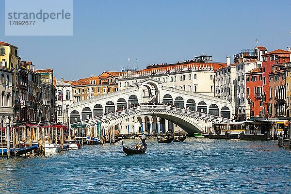 Rialto Brücke Rialtobrücke über Kanal Canal Grande mit Gondel Urlaub Reise reisen Stadt in Venedig  Italien  Europa