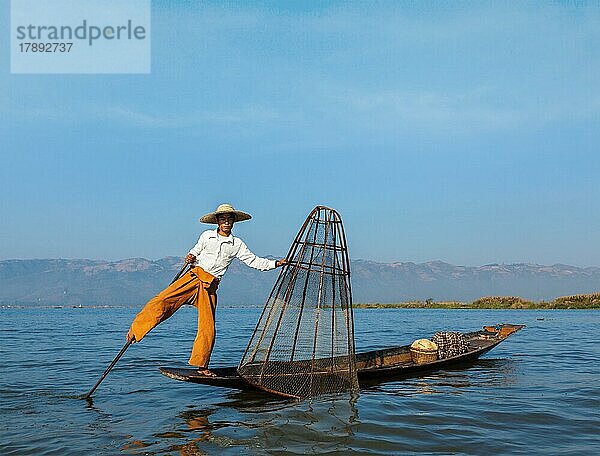 Myanmar Reiseattraktion Wahrzeichen  Traditionelle burmesische Fischer am Inle-See  Myanmar berühmt für ihren unverwechselbaren einbeinigen Ruderstil