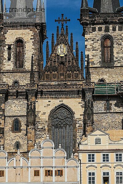Blick auf die Tyn Kirche (Tynsky Chram) auf dem Altstädter Ring vom Rathaus aus. Prag  Tschechische Republik  Europa