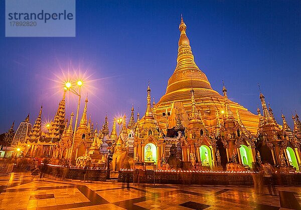 Myanmars berühmte heilige Stätte und Touristenattraktion  die abendlich beleuchtete Shwedagon Paya Pagode. Yangon  Myanmar Birma