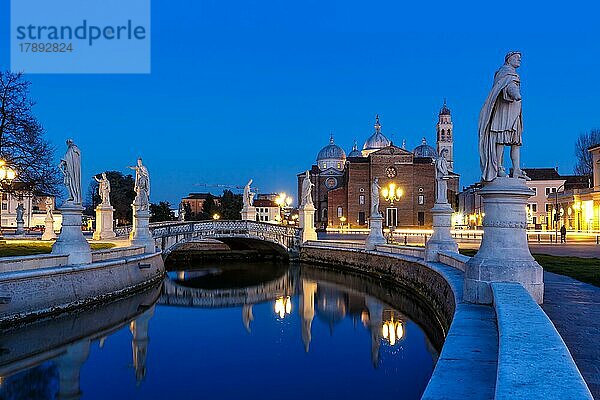 Prato Della Valle Platz mit Statuen Reise reisen Stadt bei Nacht in Padua  Italien  Europa