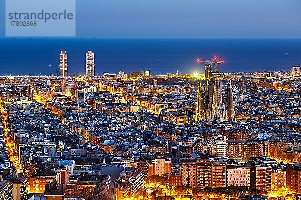 Skyline Stadt Übersicht mit Kirche Sagrada Familia in Barcelona  Spanien  Europa