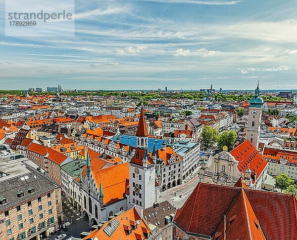 Luftaufnahme von München  Marienplatz und Altes Rathaus  Bayern  Deutschland  Europa