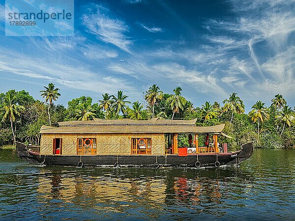 Reise Tourismus Kerala Hintergrund  Hausboot auf Kerala Backwaters. Kerala  Indien  Asien