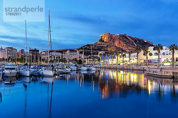 Hafen von Alicante in der Nacht Port dAlacant Marina mit Booten und Blick auf die Burg Castillo Urlaub Reise reisen Stadt in Alicante  Spanien  Europa