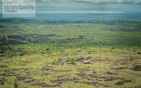 Panorámica de una vía rodeada de vegetación  Paisaje de una vía urbana rodeada de vegetación  Vista de una vía urbana rodeada de vegetación. Masaya  Nicaragua  Mittelamerika