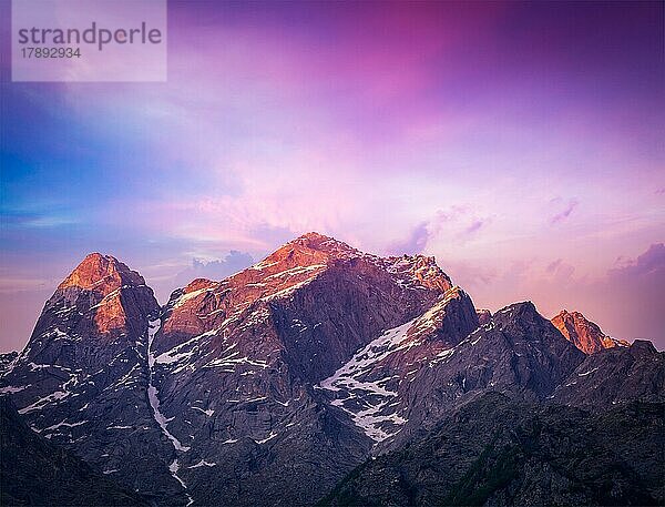 Sonnenuntergang im Himalaya. Sangla-Tal  Himachal Pradesh  Indien  Asien