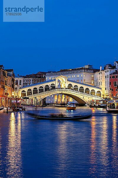 Rialto Brücke Rialtobrücke über Kanal Canal Grande mit Gondel Urlaub Reise reisen Stadt bei Nacht in Venedig  Italien  Europa