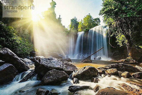 Tropischer Wasserfall mit Sonnenstrahlen in Kambodscha