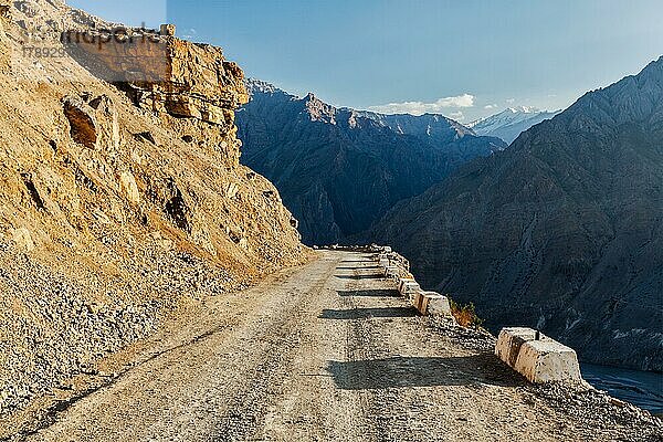 Straße im Himalaya im Spiti-Tal  Himachal Pradesh  Indien  Asien