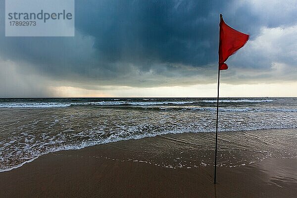 Gefahr Konzept Hintergrund  schwere Sturmwarnung Flaggen am Strand. Baga  Goa  Indien  Asien