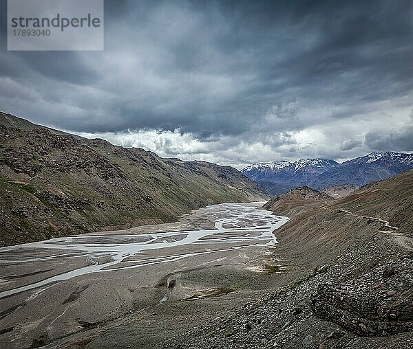 Blick auf das Spiti-Tal und den Spiti-Fluss im Himalaya. Spiti-Tal  Himachal Pradesh  Indien  Asien