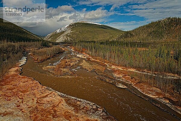 Drohnenaufnahme  Eisaufbruch  Eisablagerungen  Eisenmineralien  schwefelig  rostfarbenes Wasser  Engineer Creek  Yukon  Kanada  Nordamerika