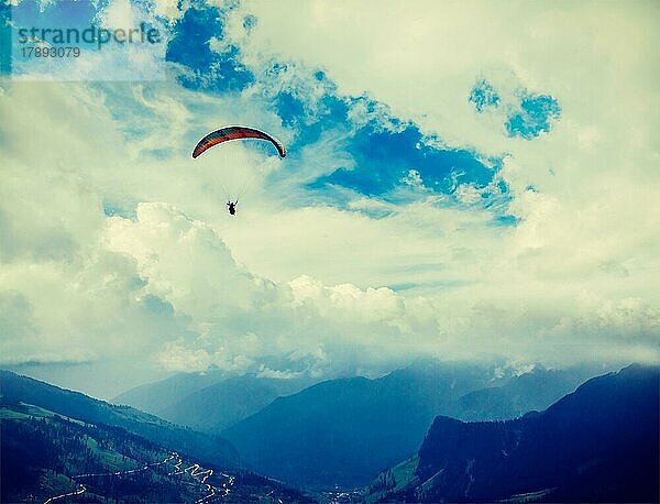 Vintage Retro-Effekt gefiltert Hipster-Stil Reise Bild der Freiheit Flug Konzept  Paraplane im Himmel über Himalaya-Gebirge