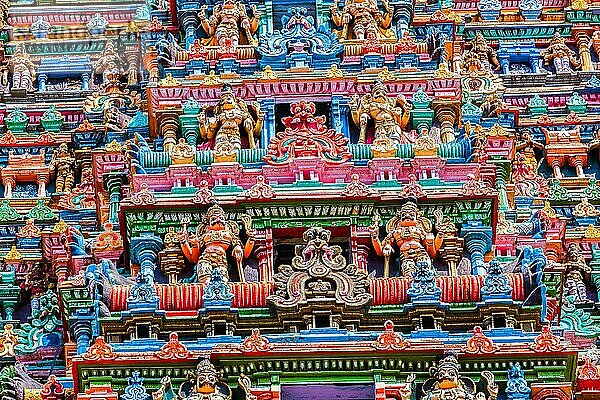 Skulpturen auf dem Gopura-Turm eines Hindu-Tempels. Meenakshi-Tempel  Madurai  Tamil Nadu  Indien  Asien