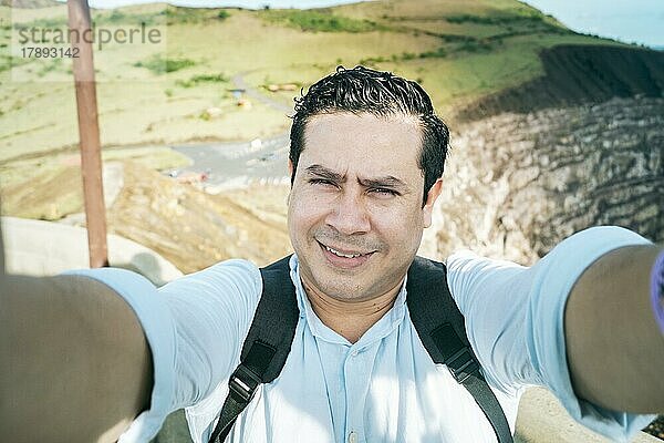 Nahaufnahme eines Mannes  der ein Abenteuer-Selfie macht  Tourist  der ein Selfie an einem Aussichtspunkt macht. Abenteuerlustige Menschen machen ein Selfie an einem Aussichtspunkt. Gutaussehender Tourist macht ein Selfie im Urlaub