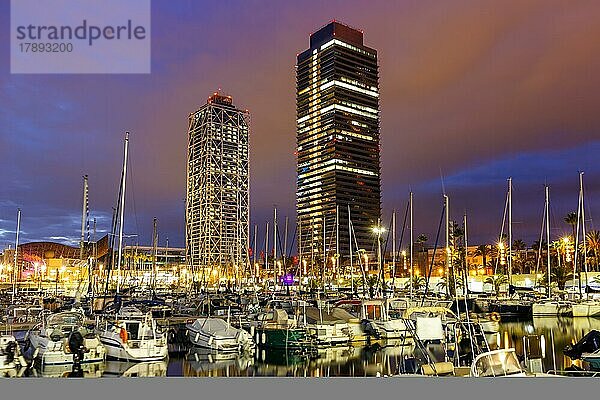 Marina Jacht Yacht Hafen Port Olimpic Stadt am Abend in Barcelona  Spanien  Europa