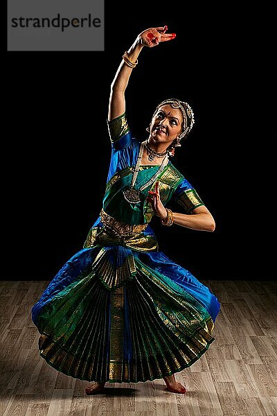 Junge schöne Tänzerin  Vertreterin des klassischen indischen Tanzes Bharatanatyam